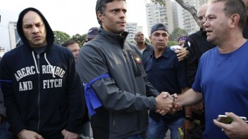 Maduro chce zastaviť zradcov, na aktivistu vydali zatykač