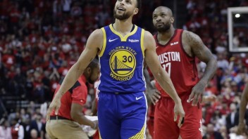 NBA: Warriors postúpili do finále, Curry hviezdil s boľavým prstom