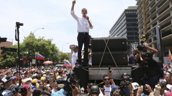 Poslancov nepustili do parlamentu. Maduro sa bojí, tvrdí Guaidó
