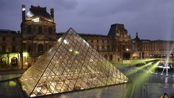 Zomrel autor sklenenej pyramídy v Louvri, storočný architekt Pei
