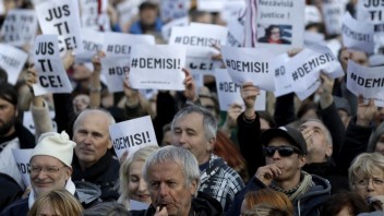 Prahu zaplnili demonštranti, žiadajú demisiu Babišovej ministerky