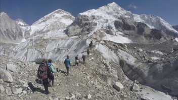 Horolezci vinia zo smrti kolegov kolóny, ktoré sa tvoria na Evereste