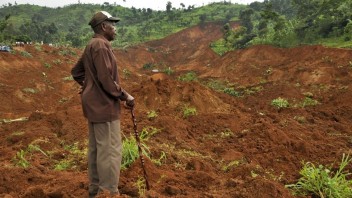 Po lejakoch sa v Ugande zosunula pôda, pátrajú po nezvestných