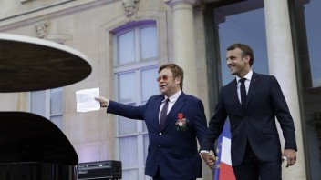 Macron ocenil spevákov boj proti AIDS najvyšším vyznamenaním