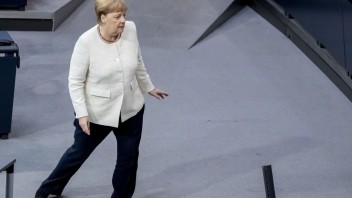 Merkelová opäť dostala triašku, podľa informácií je poriadku