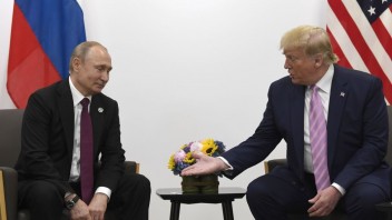 Prosím, nezasahujte do volieb, požiadal Trump na summite Putina