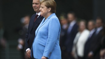 Merkelová máva záhadné triašky, obávajú sa o jej zdravie