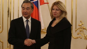 Čína reagovala na kritiku Čaputovej aj britského ministra zahraničia