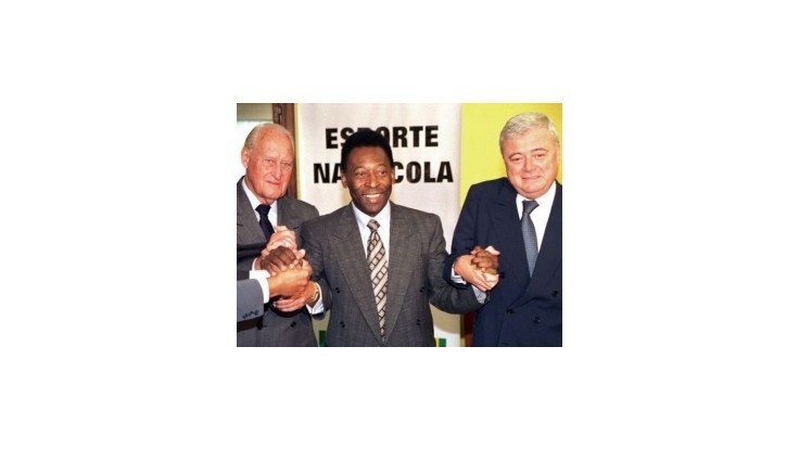 FIFA: Havelange a Teixeira prevzali úplatky vo výške 22 miliónov frankov