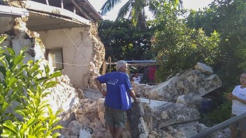 Silné zemetrasenia vyhnali ľudí z domovov, hlásia mŕtvych