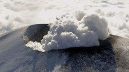 Sopka pri Tokiu sa po rokoch prebudila, bolo vidieť dym a popol