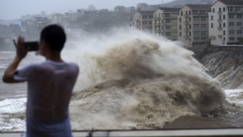Ničivý tajfún Lekima zasiahol Čínu, hlásia obete i nezvestných