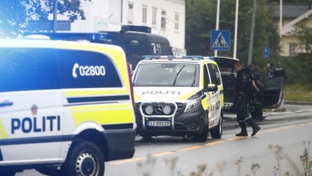 Muž pred streľbou na nórsku mešitu zjavne zabil ženu, ktorú poznal