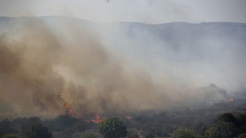 Grécky ostrov Evia trápia lesné požiare, dym je cítiť až v Aténach