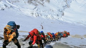 Výstup na Everest bude mať podmienky, Nepál reaguje na tragédie
