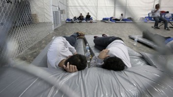 Zadržali ďalšie stovky migrantov, grécke tábory sú už preplnené