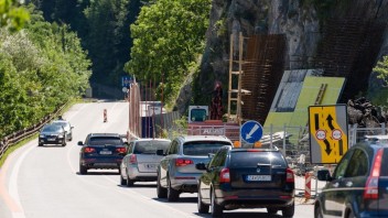 Vodičov čakajú ďalšie dopravné obmedzenia pod hradom Strečno