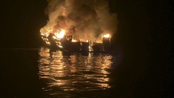 Loď s desiatkami ľudí na palube zachvátil požiar, hlásia mŕtvych