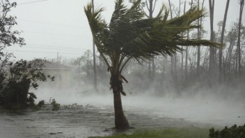 Ničivý hurikán Dorian bičuje Bahamy. Živel si vyžiadal prvé obete
