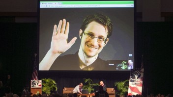 Snowden žije v ruskom exile, francúzskeho prezidenta žiada o azyl