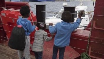 Migrantov z lode Ocean Viking si rozdelí EÚ, postará sa aj cirkev