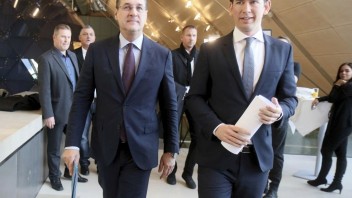 Rakúska FPÖ čelí pred voľbami škandálu, Stracheho stíhajú za spreneveru