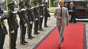Princ Harry je na návšteve Afriky, ide po stopách jeho matky