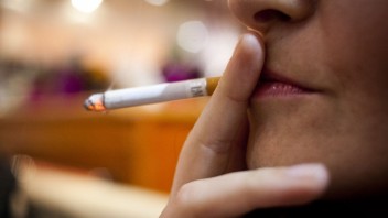 Zákaz fajčenia v interiéroch nestačí, navrhujú prísnejšie pravidlá
