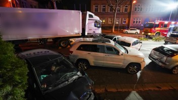 Migrant v Nemecku ukradol kamión a narážal s ním do áut