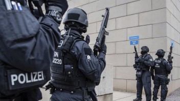 Zverejnili identitu muža, ktorý strieľal pred synagógou v Nemecku