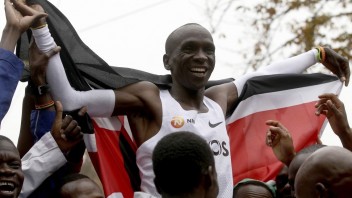 Atlét Kipchoge prepísal históriu, maratón zabehol pod dve hodiny