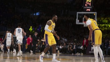 NBA: Davis sa pridal k legendám Lakers a napodobnil výkon Jordana