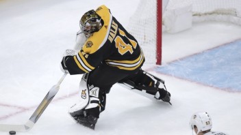 NHL: Boston vyhral aj vďaka asistencii Cháru a 40 zákrokom Haláka