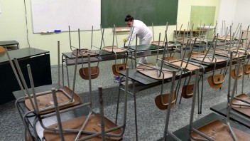 Nespokojní učitelia v Česku štrajkujú, niektoré školy zatvorili