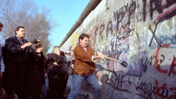 Berlínsky múr symbolizoval delenie sveta. Pred 30 rokmi začal padať