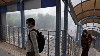 Obyvateľov Indie ohrozuje smog, úrady im rozdali ochranné masky
