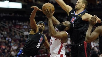 NBA: Harden potiahol Houston k víťazstvu, deviata výhra Bostonu