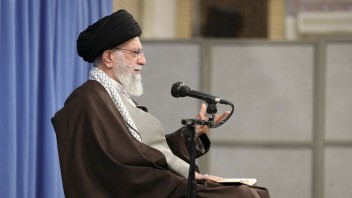 Chameneí podporil zdraženie benzínu, v Iráne sa hromadne búria