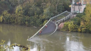 Francúzom sa zrútil visutý most, v troskách zahynuli dvaja ľudia