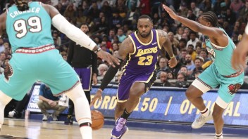 NBA: Lakers natiahli sériu výhier, poslednú režíroval James