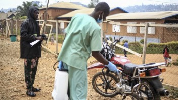Zdravotníkov stiahli, boj s ebolou v Kongu komplikujú útoky