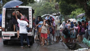 Filipíny sužuje tajfún Kammuri, evakuovali stovky tisíc ľudí