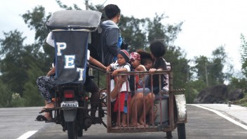 Tajfún strhával strechy Filipíncov, státisíce opustili svoje domovy