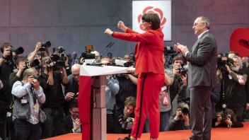 Nemecká SPD si volila nové vedenie, hlasovala aj o koalícii