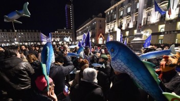 Do boja proti Salvinimu sa dalo nové hnutie. Hovoria si Sardinky