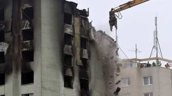 Demolačný stroj začal búrať zničenú bytovku, okolie evakuovali