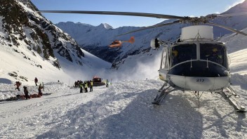 Lavína v Alpách spadla na lyžiarov, zahynuli matka s dcérami