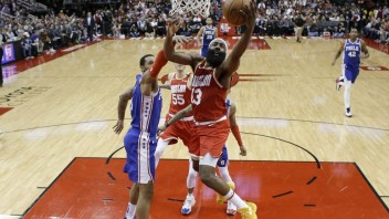 NBA: Houston zdolal Philadelphiu, Harden má prvé triple double