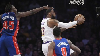 NBA: Lakers zdolali Detroit, James má už 90. triple-double