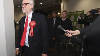 Nový líder nahradí Corbyna, jeho meno prezradia v apríli